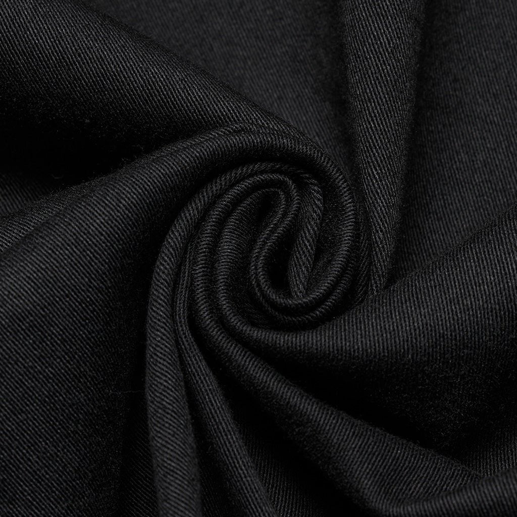 Detalle del tejido de sarga de algodón negro de la camisa