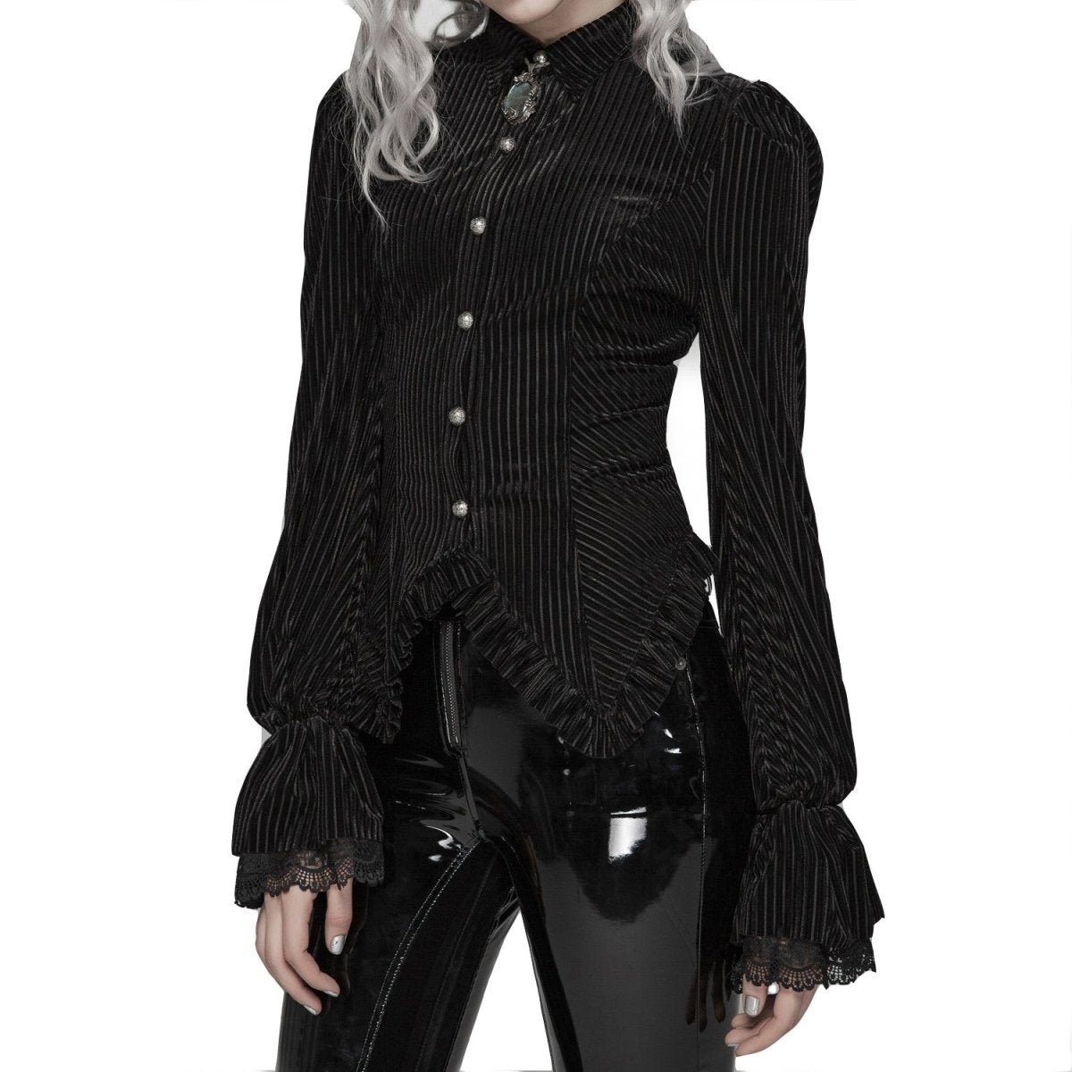 Modella con la camicia vittoriana in velluto nero a righe e pantaloni in vernice
