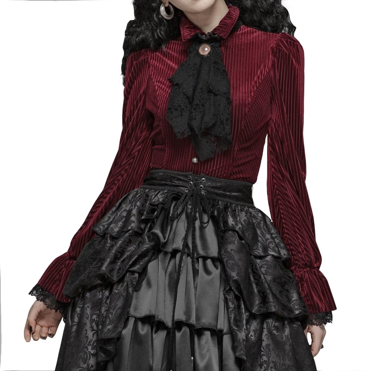 Mannequin portant la chemise victorienne en velours rouge rayé avec jabot noir et jupe à volants