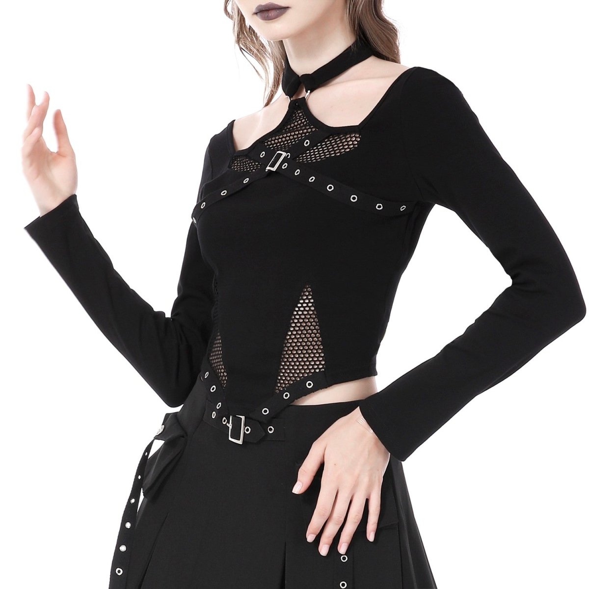 Camiseta negra de rejilla con hebilla decorativa - detalle de hebilla