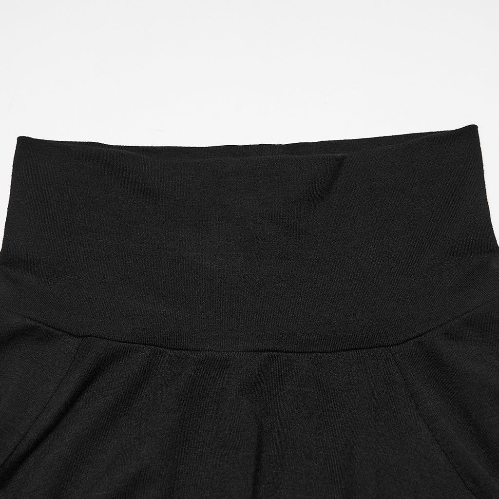 Detalle del cuello alto recto de la camiseta