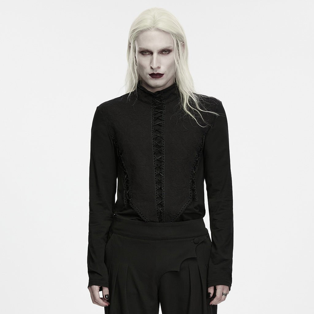 Camiseta gótica victoriana negra de hombre puesta, vista frontal con la pechera de jacquard