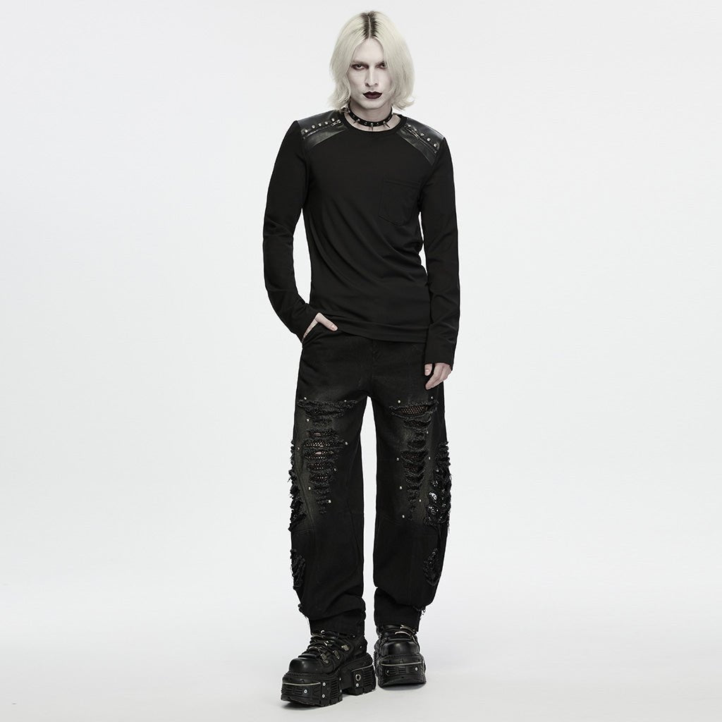 Look completo con la camiseta punk, pantalón rasgado y botas de plataforma que no se incluyen
