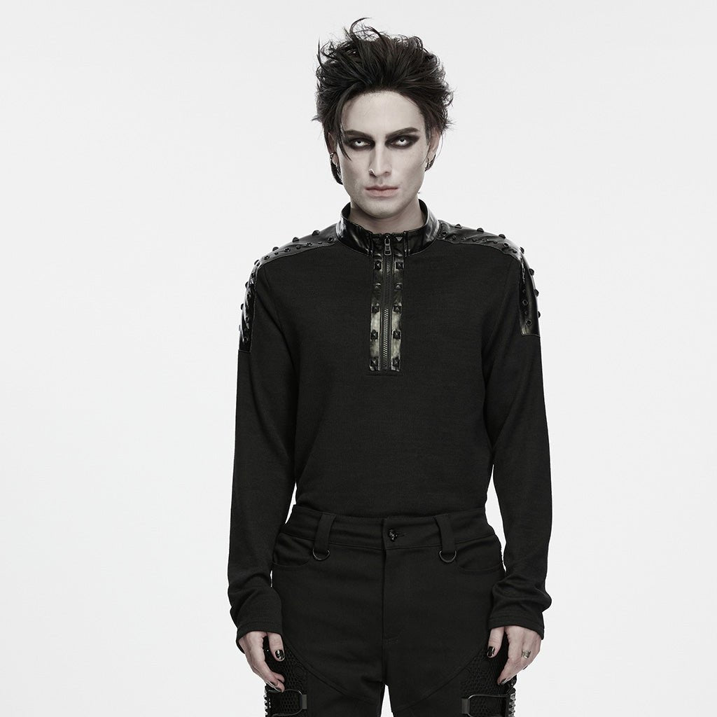 Camiseta punk negra de hombre puesta, vista frontal con la media cremallera y las tachuelas