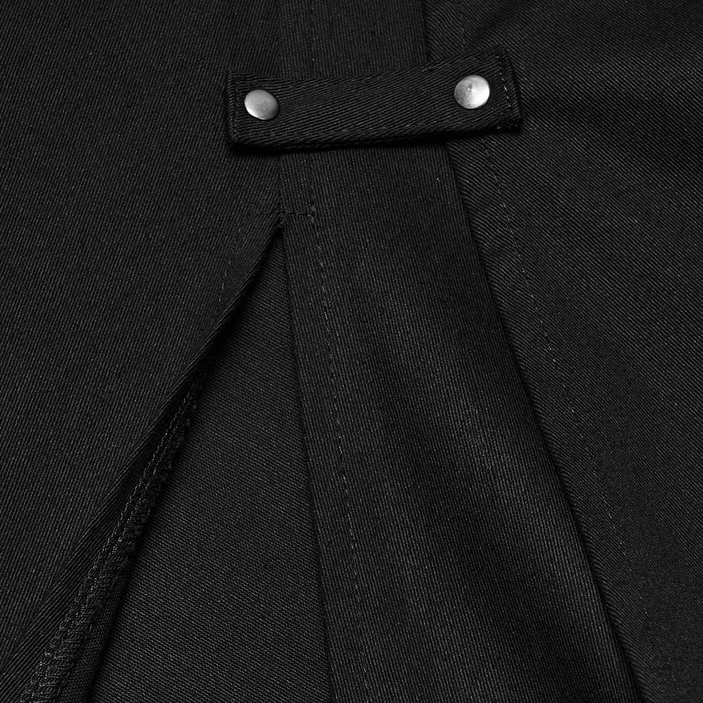 Abertura lateral de la capa rematada con trabilla remachada