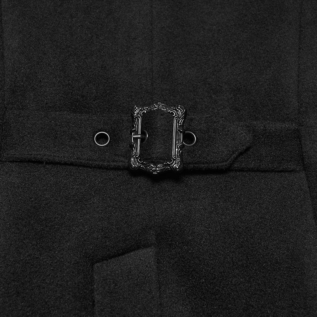 Detalle de la hebilla labrada en la trabilla trasera