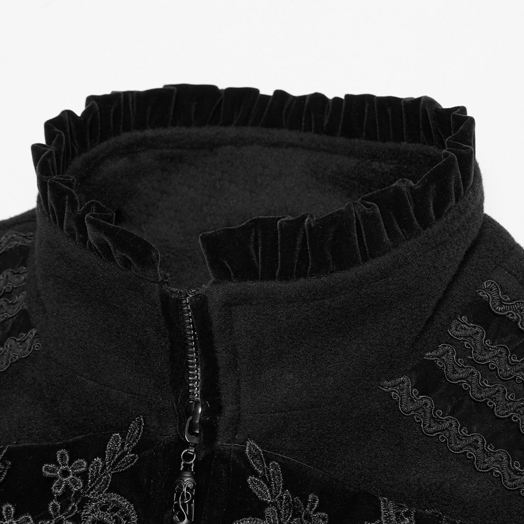 Detalle del cuello alto con volante fruncido de terciopelo y tirador de cremallera