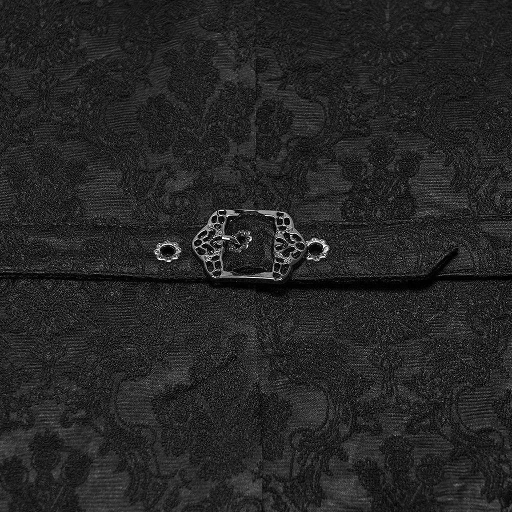 Detalle de la trabilla trasera con hebilla labrada sobre jacquard