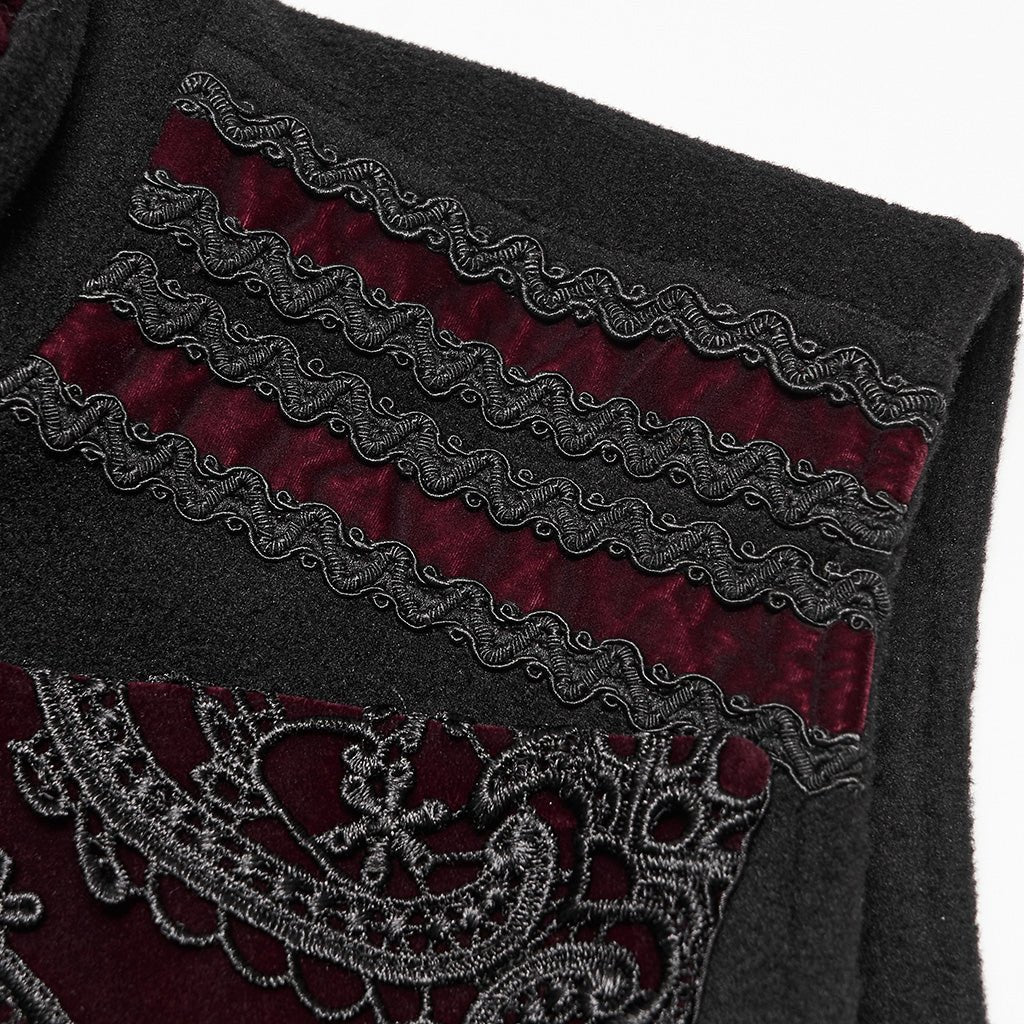 Detalle de los galones ondulados sobre bandas de terciopelo rojo en el hombro