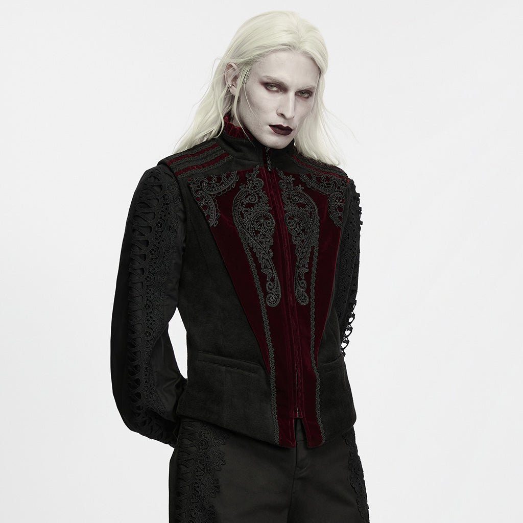 Chaleco negro y rojo de estilo cortesano sobre camisa negra de mangas amplias
