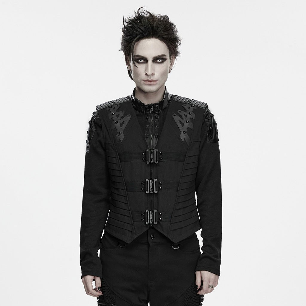 Modelo con chaleco punk negro de hombreras tipo armadura, vista frontal con las tres hebillas cerradas