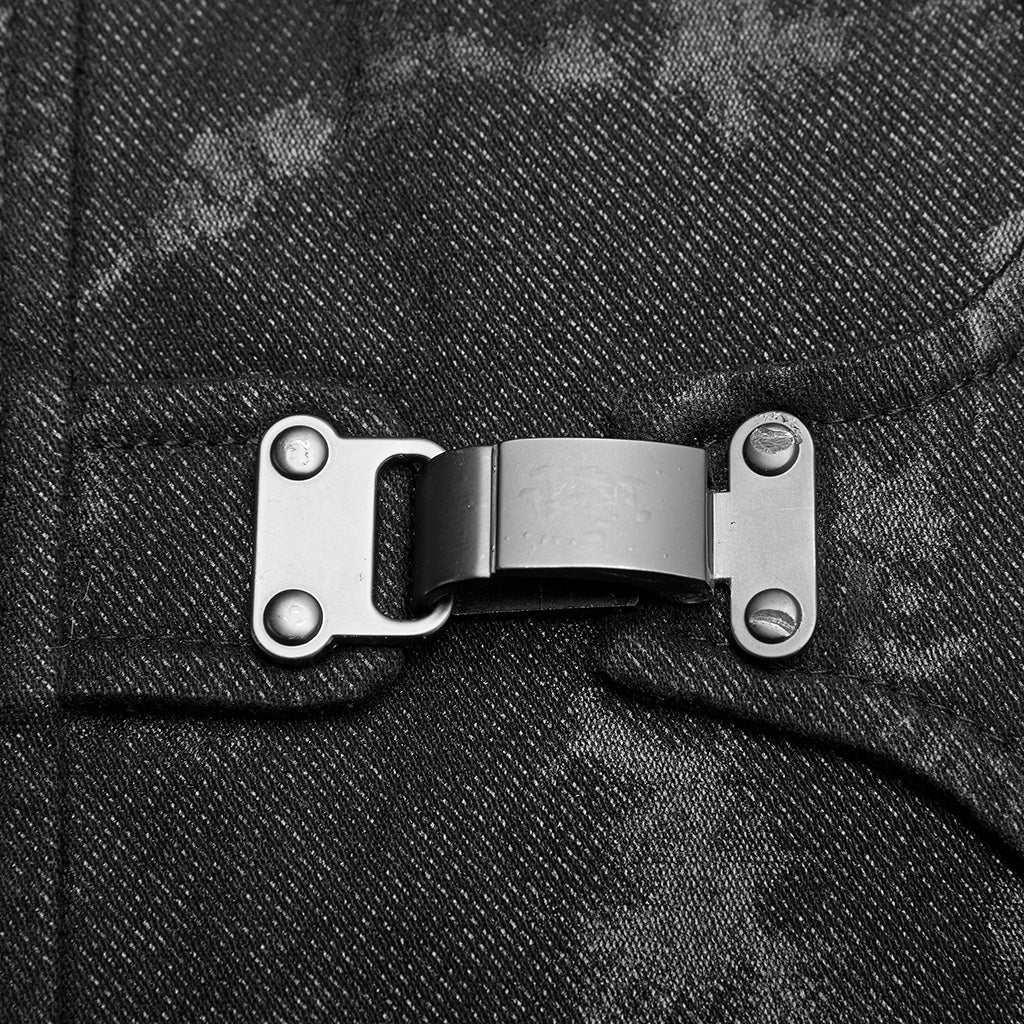 Chaleco steampunk hombre negro jaspeado - detalle del cierre metálico de enganche