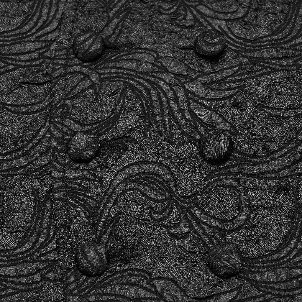 Primer plano de los botones forrados sobre el tejido negro en relieve