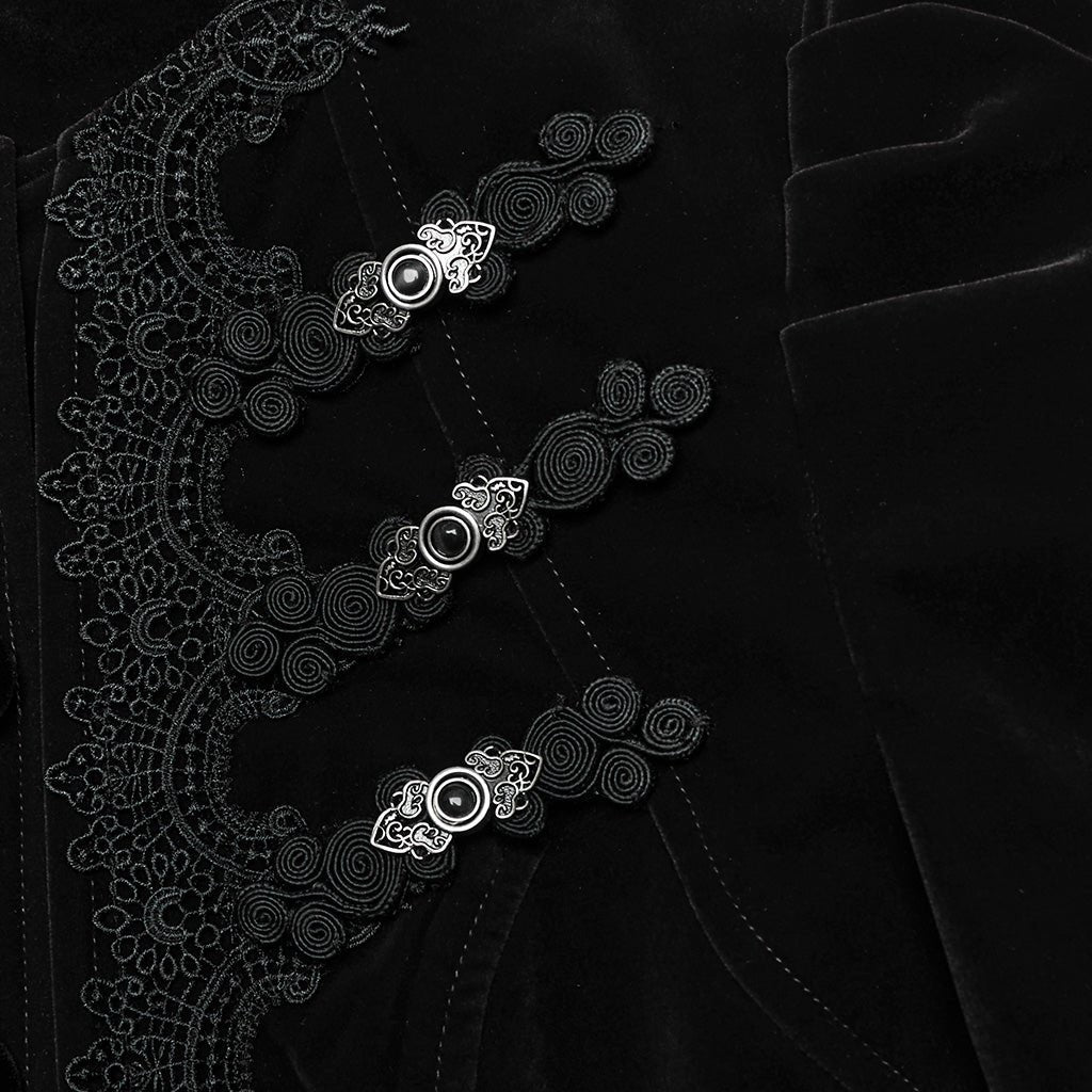 Detalle de los alamares de cordón en espiral con broches plateados y piedra negra