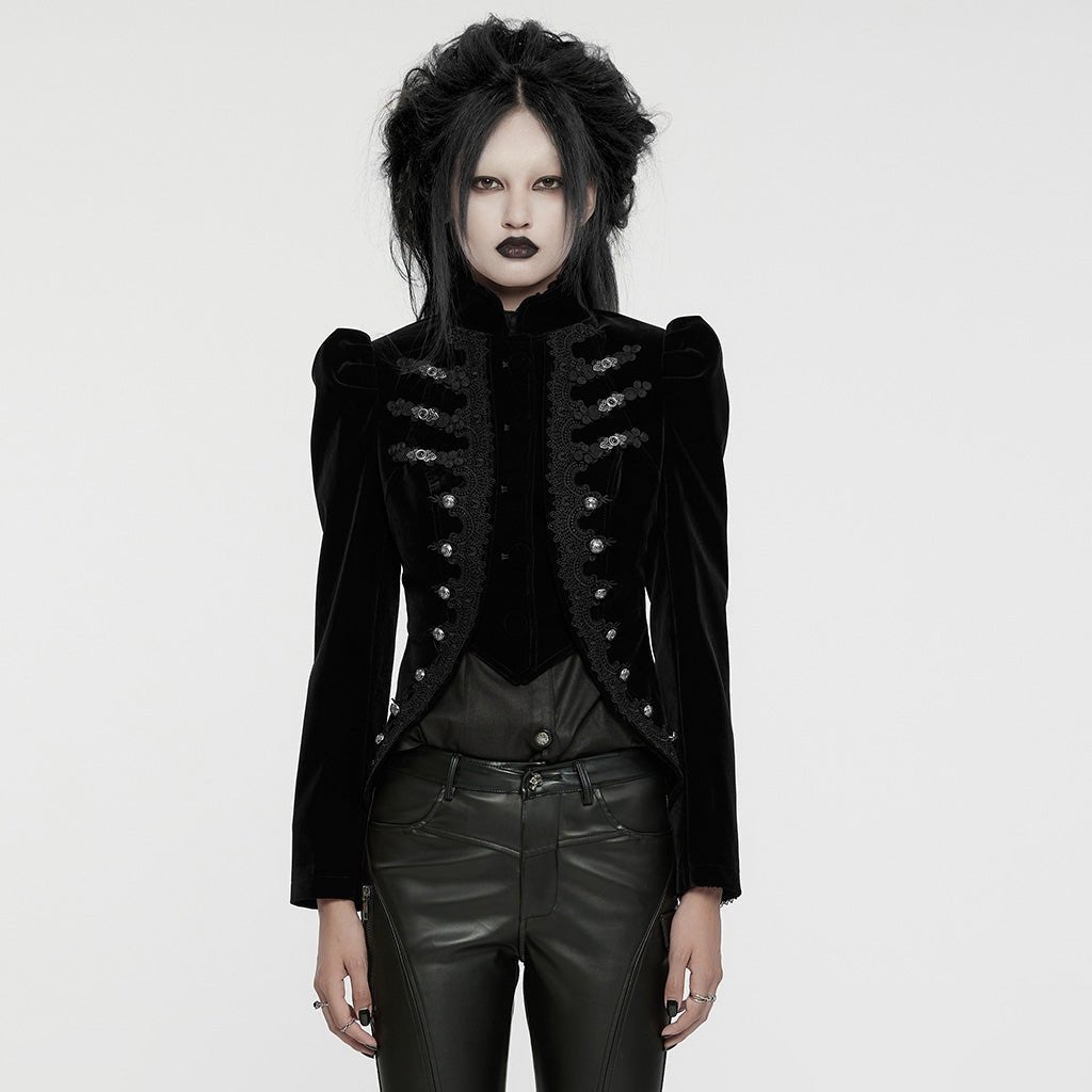 Chaqueta gótica de terciopelo negro con alamares y encaje, vista frontal puesta