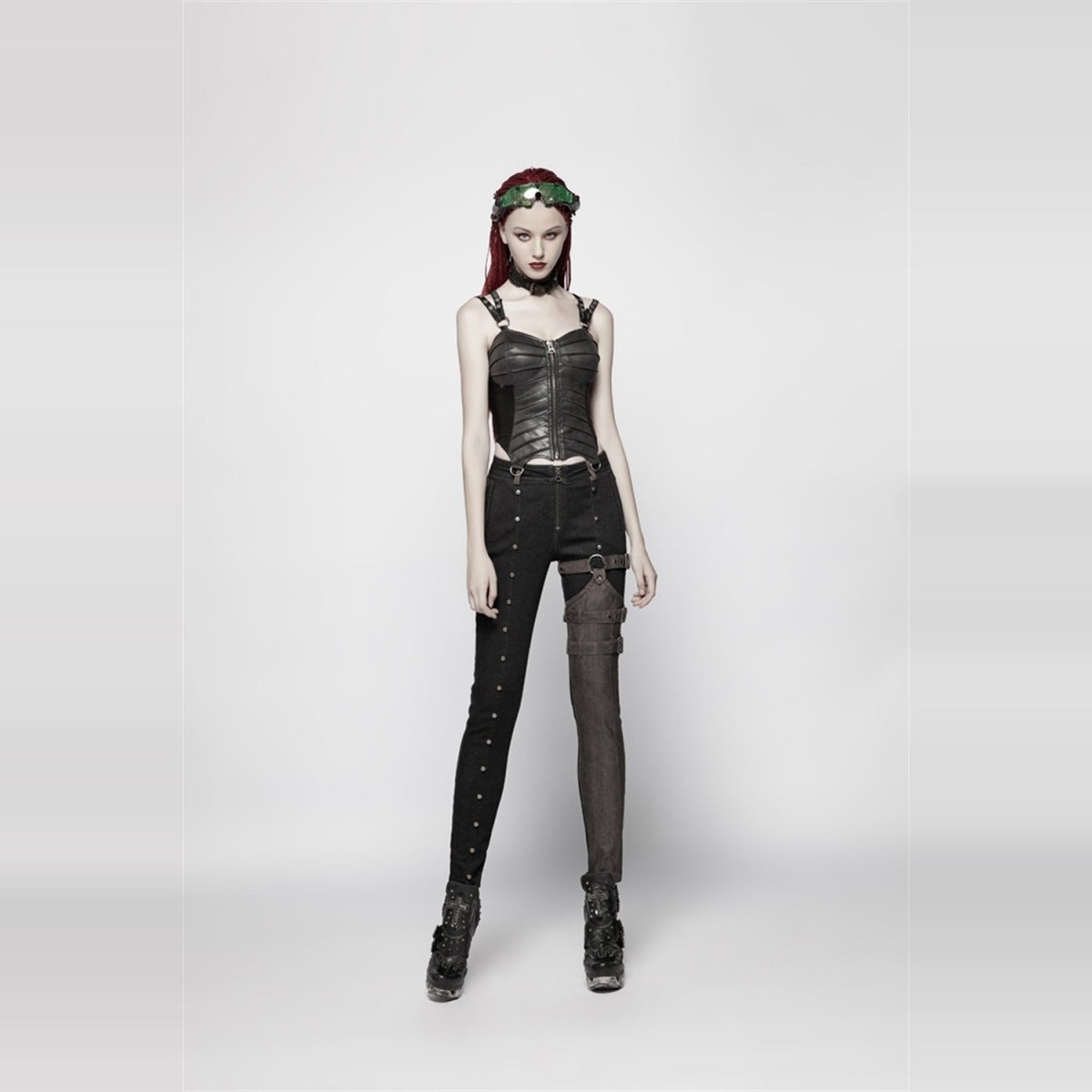 Modelo de cuerpo entero con el corsé corto punk negro y pantalón pitillo