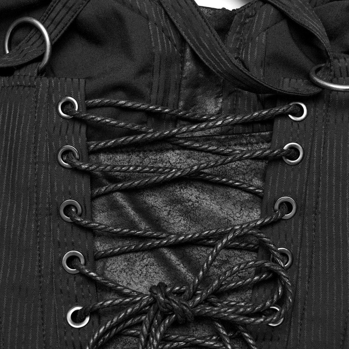 Detalle de la lazada trasera con cordón negro y ojales metálicos
