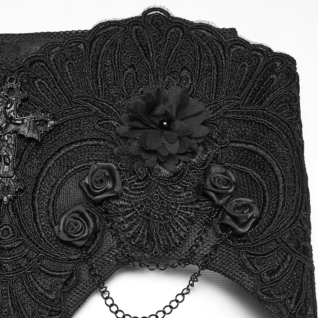Detalle del encaje bordado en relieve con flor de tela y rosas