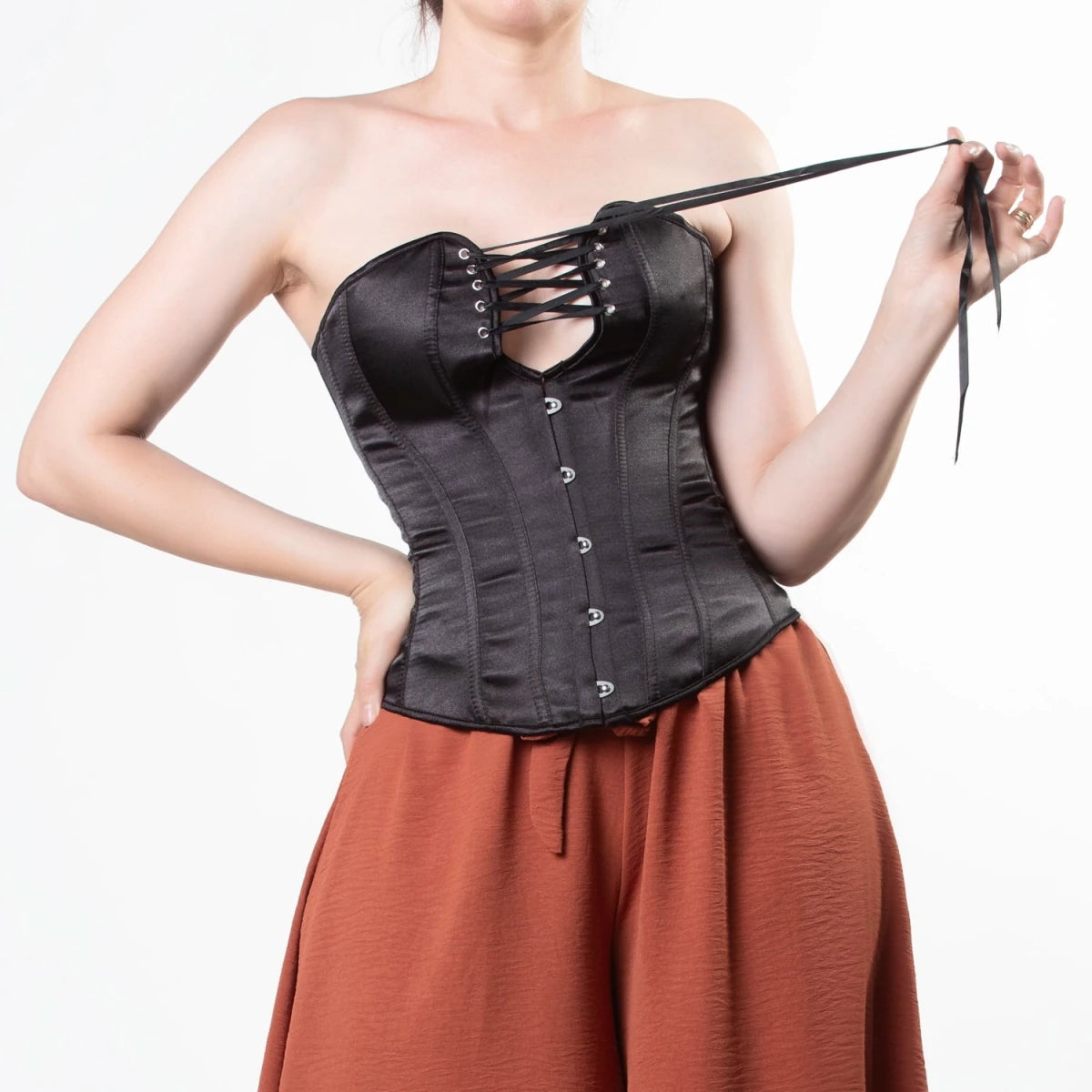 Corsé Gótico Satinado Negro con Escote Acordonado - Crazyinlove