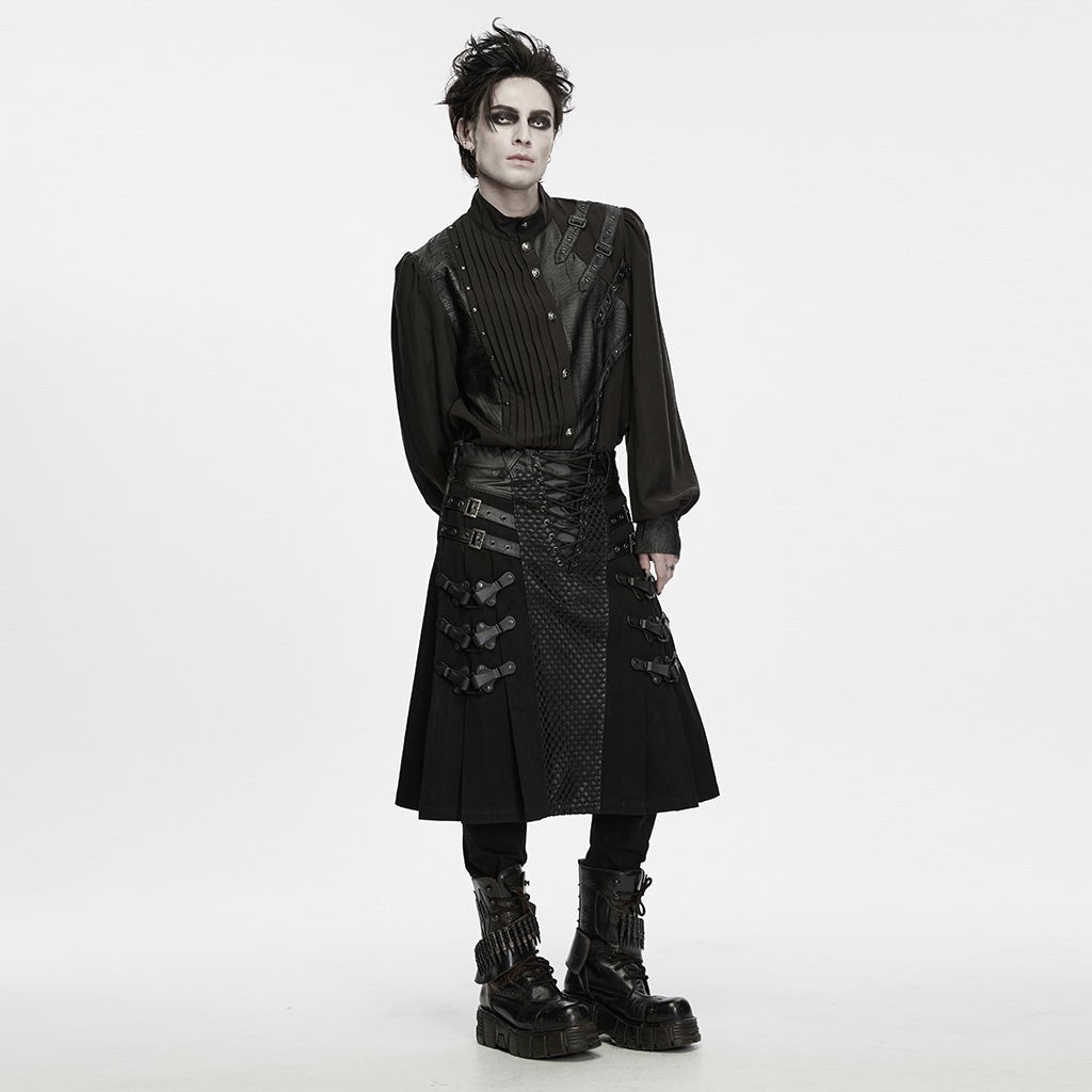 Modelo de cuerpo entero con la falda plisada punk, camisa y botas
