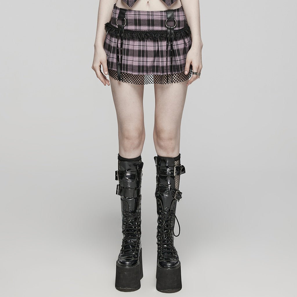 Minifalda punk plisada de cuadros negra y rosa puesta, vista frontal con aros y tiras de polipiel