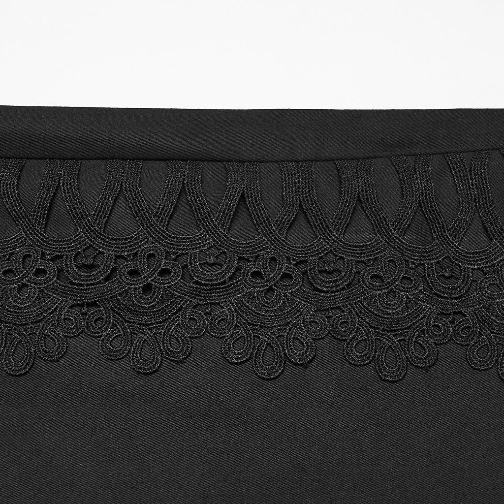 Detalle del encaje calado con dibujo de volutas en la costura lateral