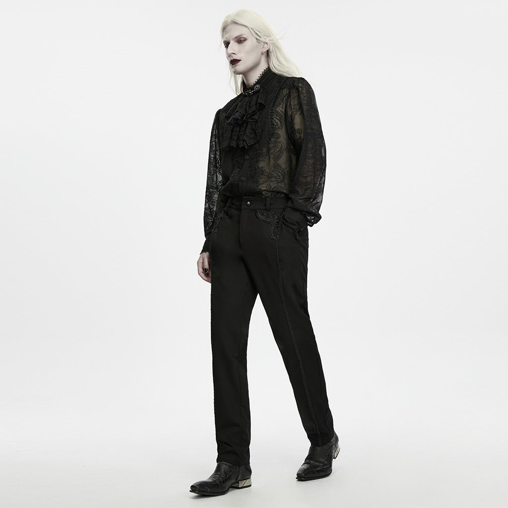Modelo de cuerpo entero con el pantalón negro y una camisa de encaje no incluida