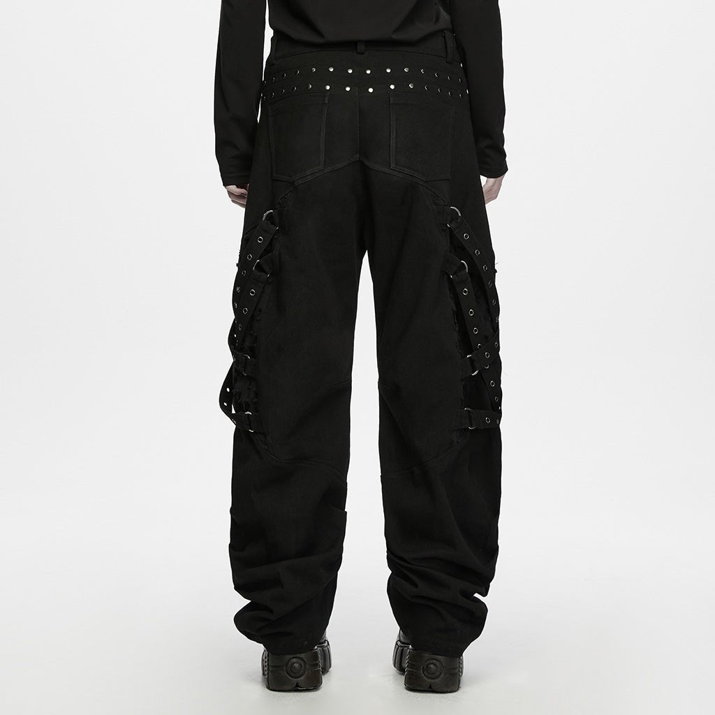 Espalda del pantalón punk negro con fila de tachuelas y bolsillos de parche