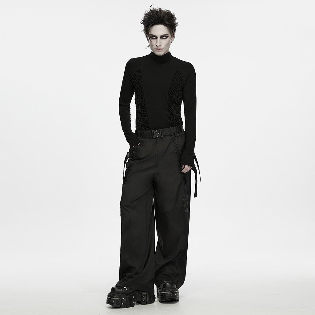 Modelo de cuerpo entero con el pantalón techwear negro y camiseta negra