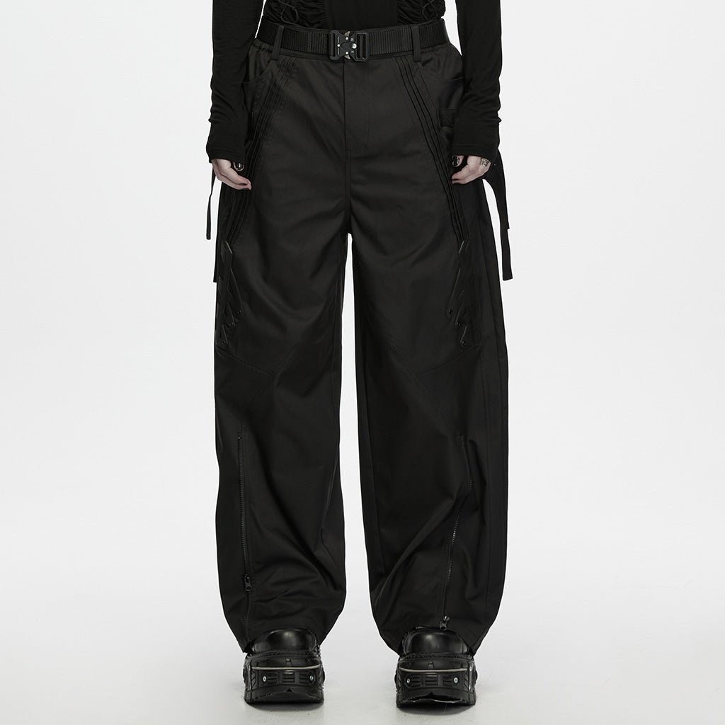 Pantalón techwear negro ancho puesto, vista frontal con cinturón y correas