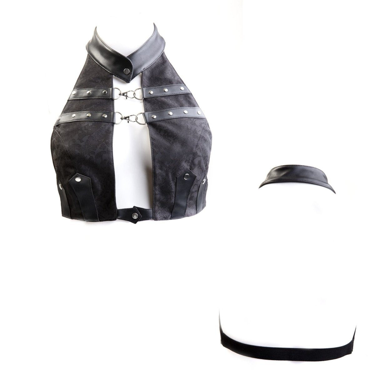 Top con tachuelas puesto en un look completo.
