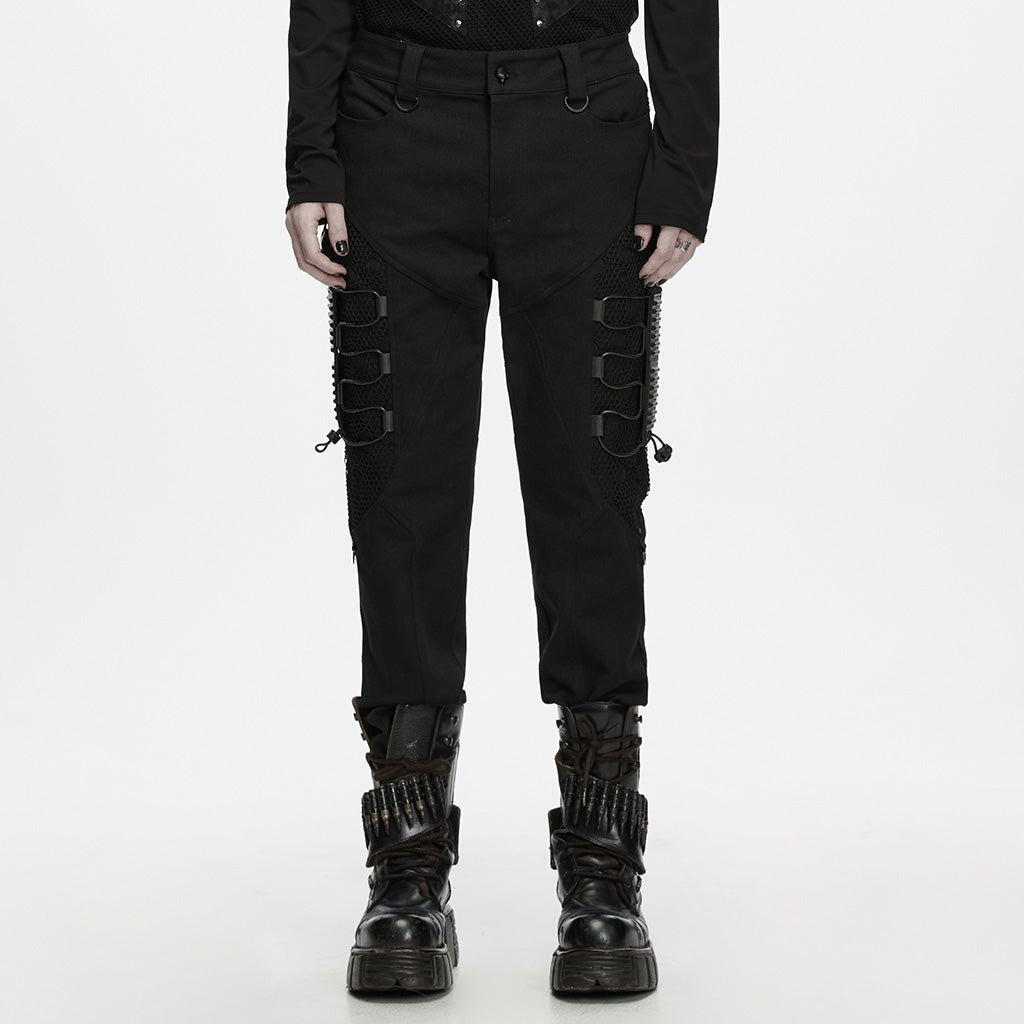 Vaquero negro techwear puesto, vista frontal con los paneles de rejilla laterales