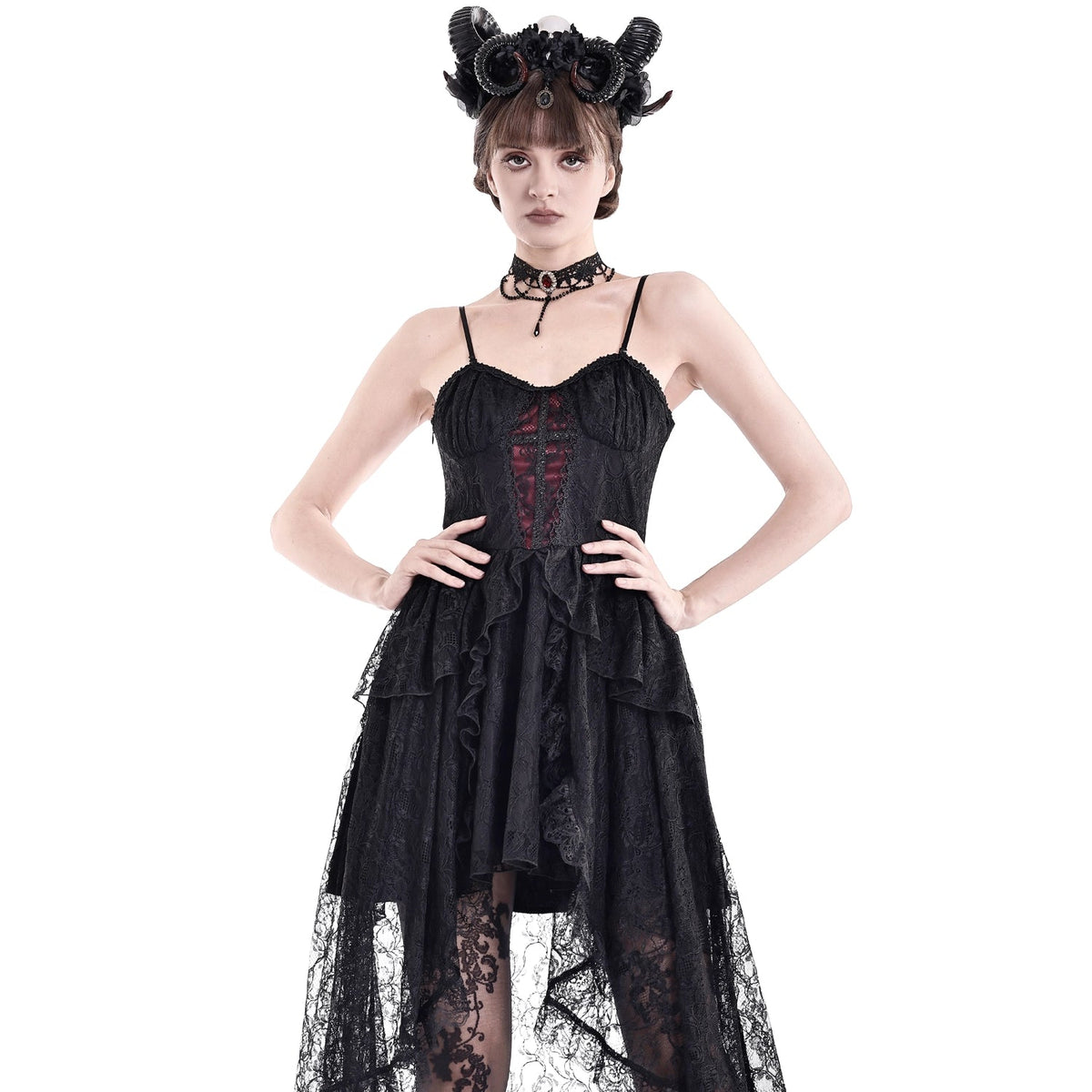 Vestido Gótico de Encaje con Bajo Asimétrico DW1215 en modelo con las manos en la cintura