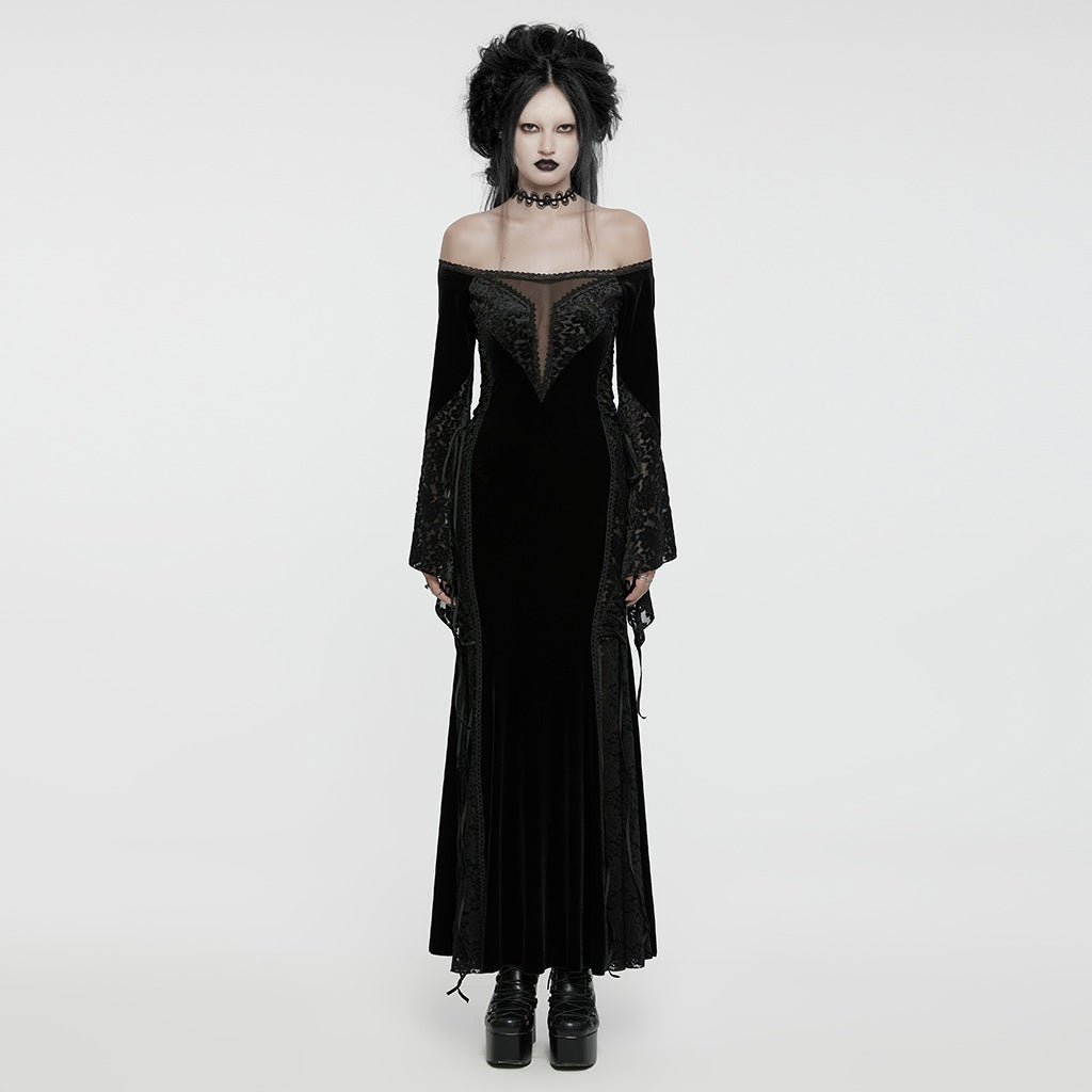 Vestido largo gótico de terciopelo negro con hombros al aire puesto, vista frontal