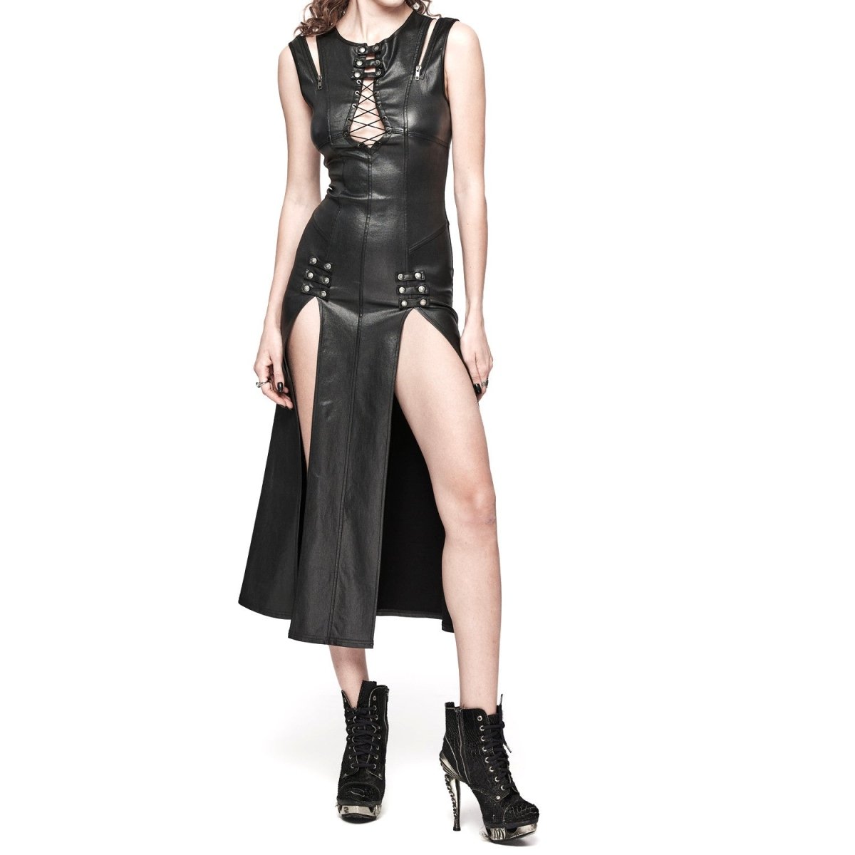 Vestido largo gótico de polipiel negro puesto, con las aberturas delanteras