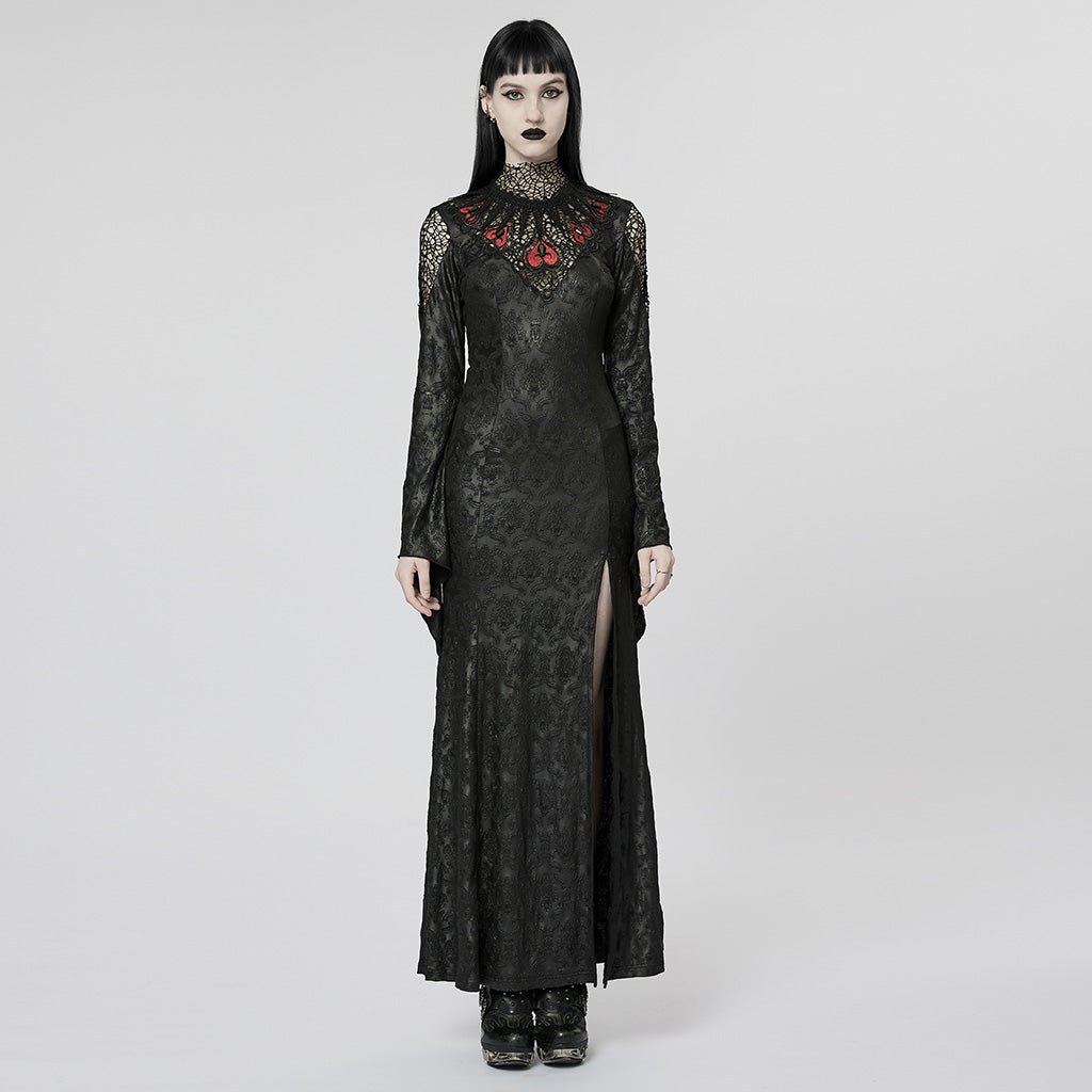 Vestido largo gótico negro puesto, vista frontal con canesú de encaje de telaraña y corazones rojos