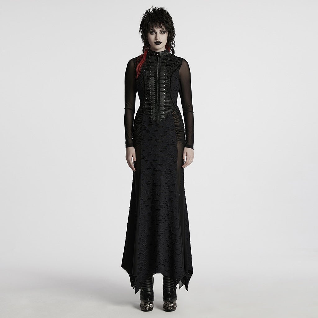 Vestido largo gótico punk negro puesto, vista frontal con cuello alto y pechera de tiras remachadas
