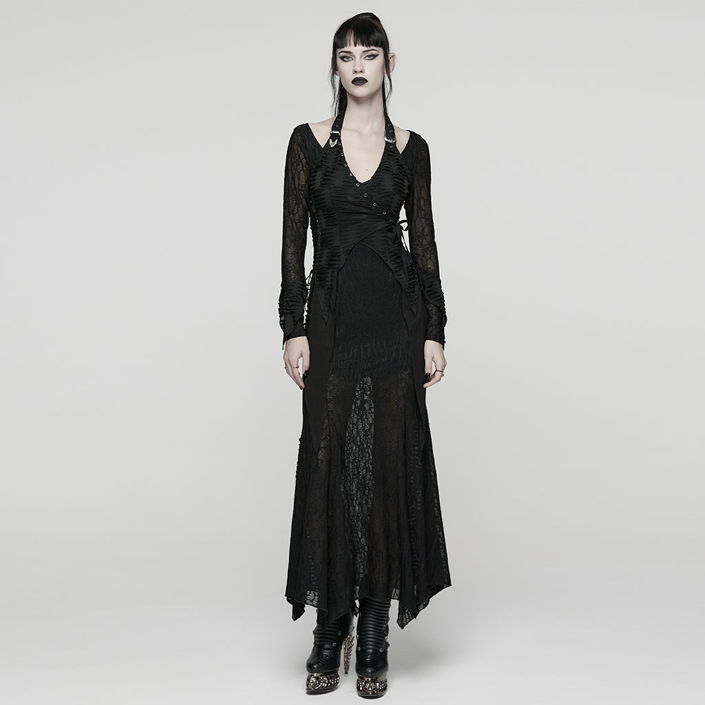 Vestido largo punk negro con cuello halter puesto, vista frontal con escote en V y falda de malla calada