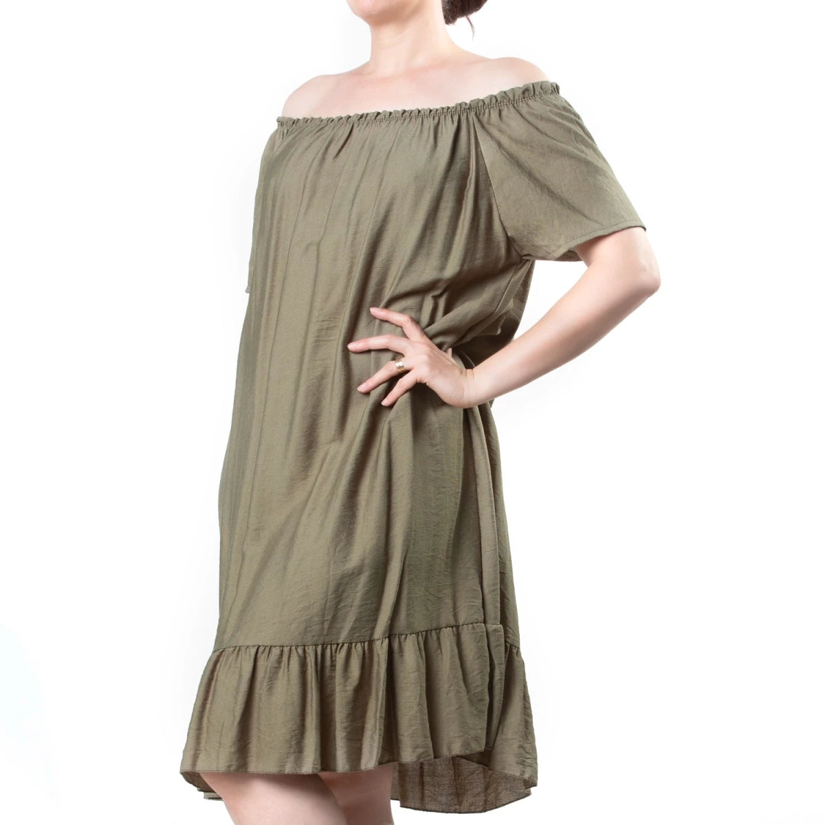 Vista de perfil de vestido fluido verde militar con hombros descubiertos y corte amplio.