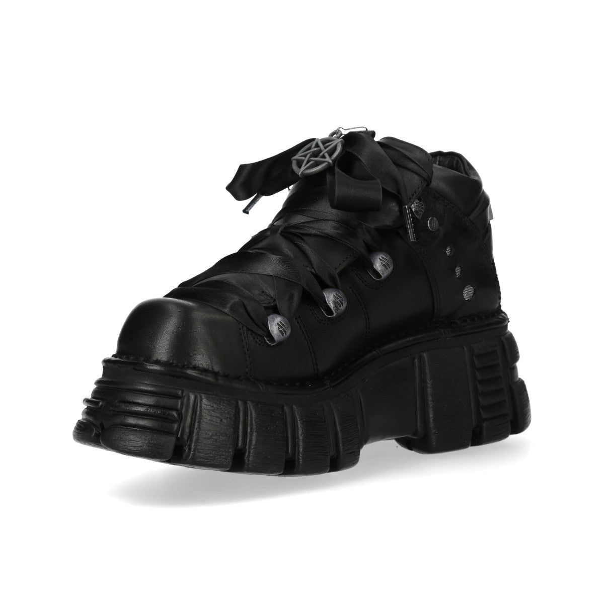 Lado interior do sapato de plataforma New Rock preto com tachas redondas