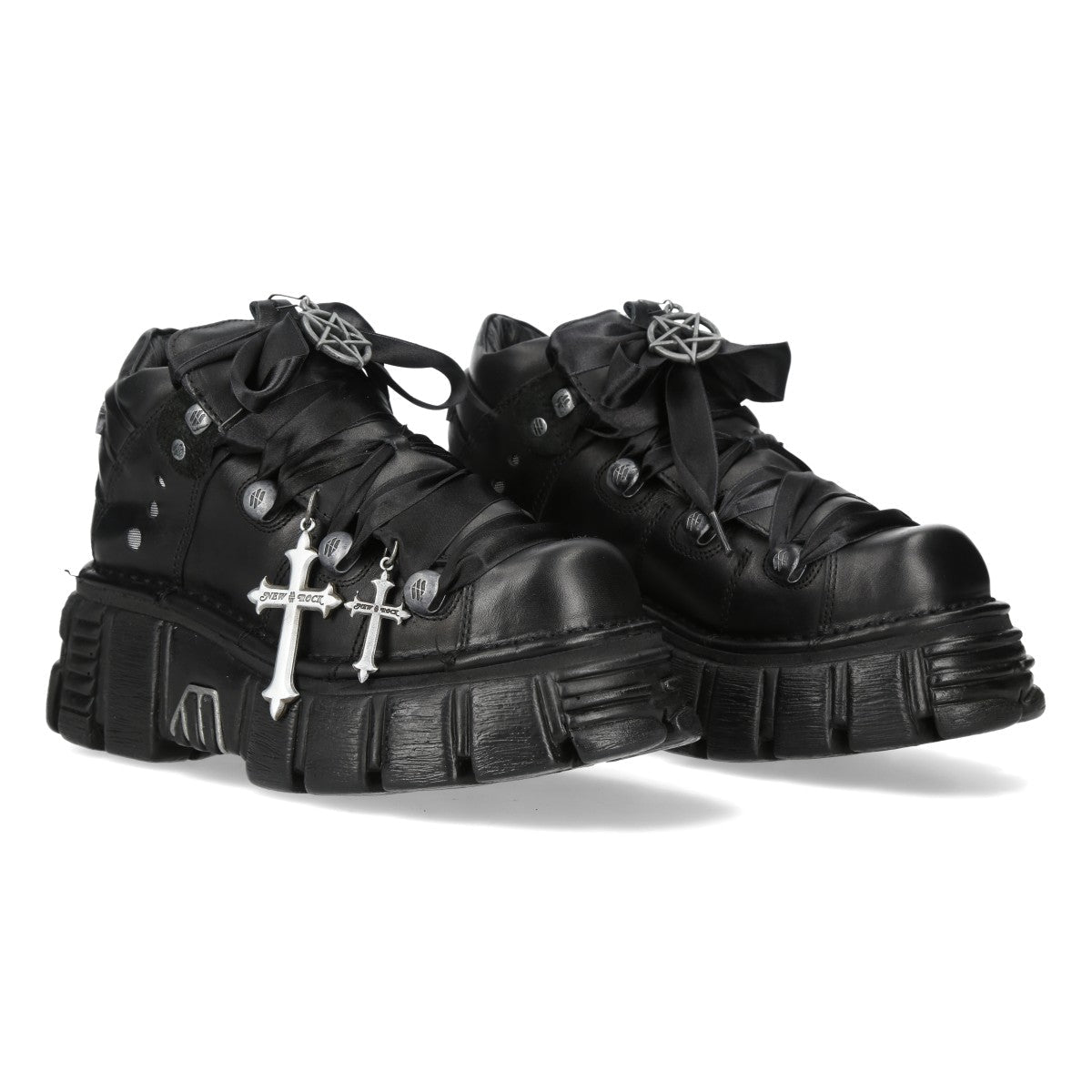 Par de sapatos góticos New Rock pretos de plataforma com cruzes pendentes