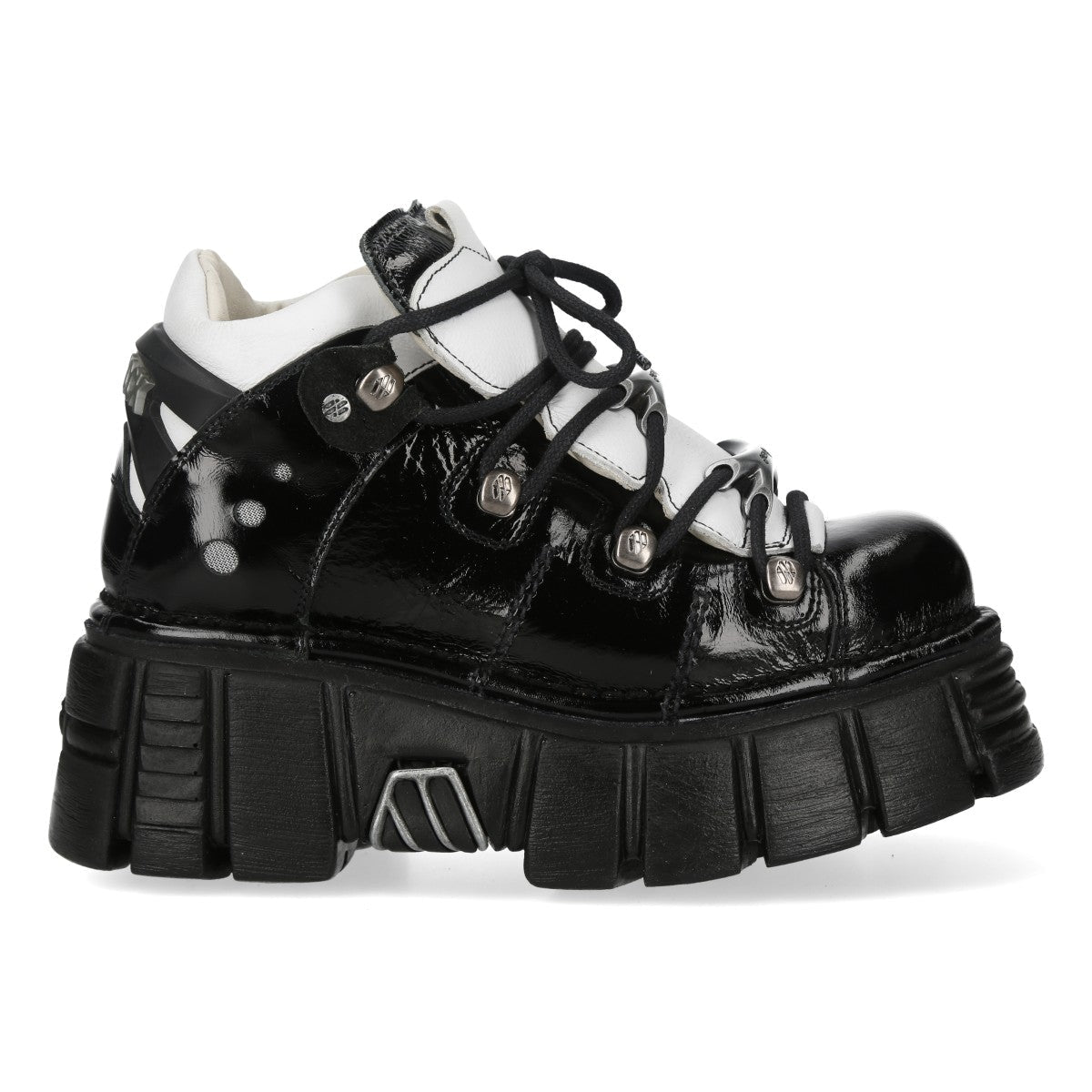 Chaussure New Rock vue de côté en cuir noir brillant avec clous et plateforme de 7 cm