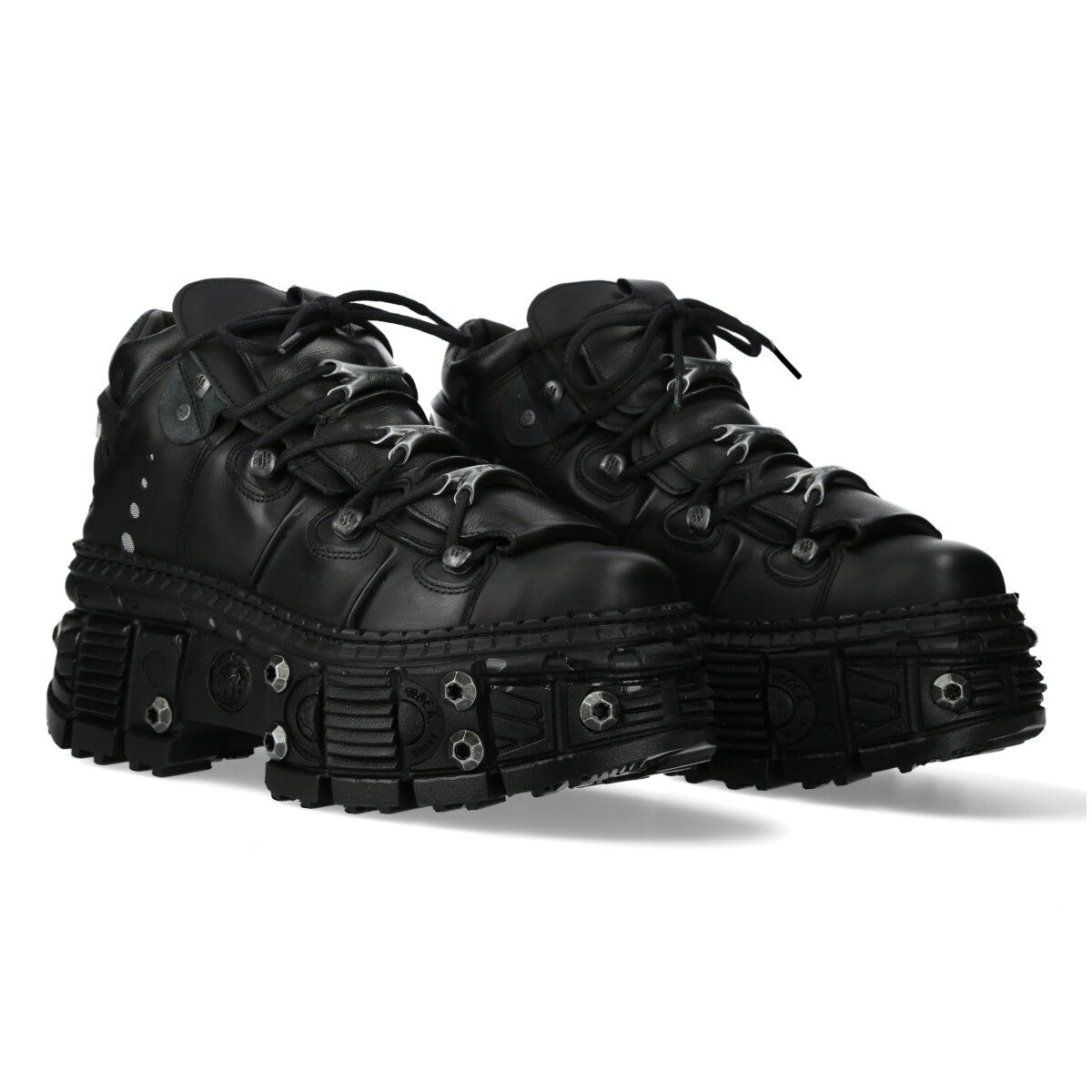 Par de zapatos New Rock M-WALL106-S25 negros de plataforma con tornillos, vista de tres cuartos
